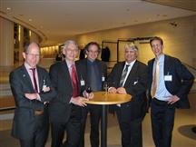 Vlnr: Ed Peelen en vanuit ABN AMRO: Jan van der Kleij, Leo van der Heiden, Martien de Laat en Pieter Jongbloed
